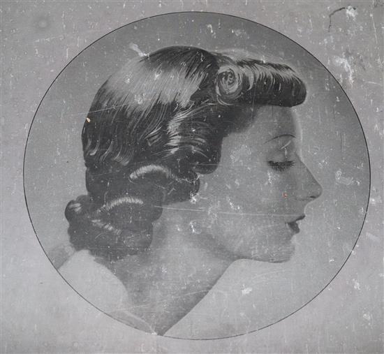 Portrait on metal(-)
